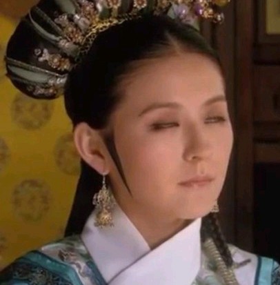 跟她们比翻白眼吗