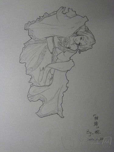 江西省的“绀绛”要麻烦大家把头向右弯过来看咯~这位美女把长发慵懒地挽起，穿着的衣服也滚了精致的绣边。